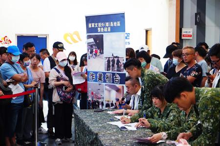 官兵辦理民眾登記及購票。