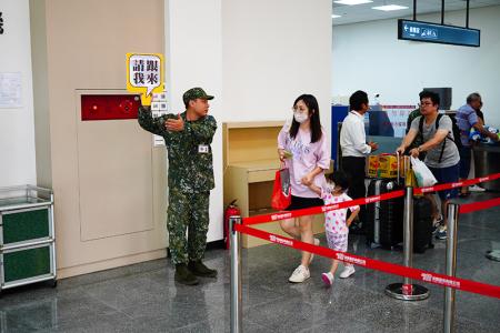 官兵引導民眾進入候機室。