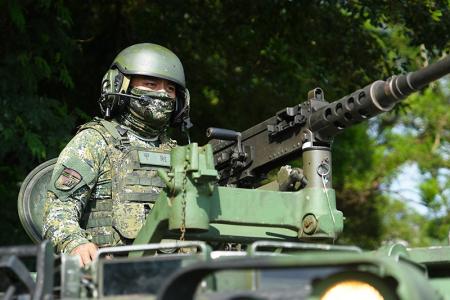 官兵於甲車上警戒。