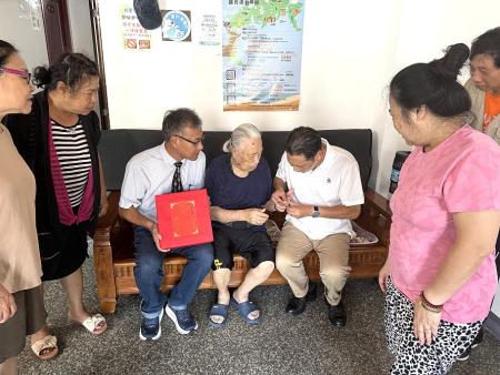 津沙村林宜興歡慶94歲壽辰,王忠銘偕同劉剛、林志東等人親赴府上祝壽,為他戴上金戒指並致贈賀禮,祝福身體健康、事事順心。(圖/文:王致潔)