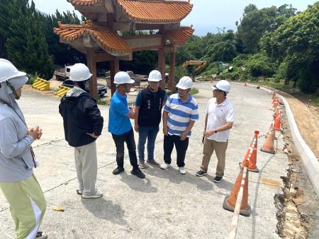 北竿大道出現大規模落石崩落,縣長王忠銘前往勘災。(圖:工務處)