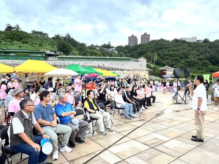 第三屆馬祖地質公園嘉年華13日下午在南竿遊客中心廣場舉行,馬祖公園地質協會與台東地質公園協會締結姊妹地質公園。(圖/文:馮紹夫)