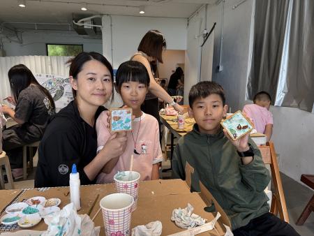 53洄藝據點舉辦手習工坊活動溫馨登場,親子們利用海廢玻璃創作獨一無二的馬賽克杯墊,孩子們展現出無限的創意。(圖/文:王致潔)