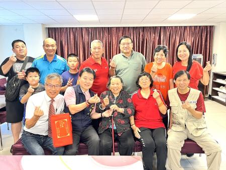 介壽村陳女士92歲生日,全家人共聚一堂,為母親祝壽,福氣滿門。(圖/文:馮紹夫)