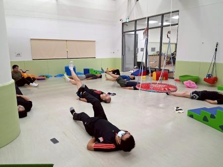連江縣早療中心、親子館及縣立醫院攜手舉辦家長紓壓活動,陪伴家長們舒緩身心、放鬆肌肉,體驗運動的樂趣。(圖:連江縣早期療育資源中心)