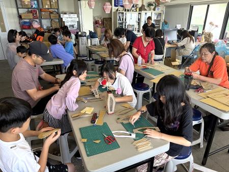 馬港社協舉辦「瓦楞紙箱的藝想世界」手作活動。(圖/文:王致潔)