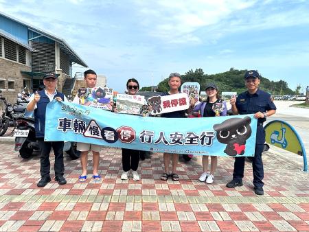 連江縣道安團隊南竿遊客中心、馬祖地質公園等重要景區,實施創意交安宣導,寓教於樂。(圖:連江縣道安)