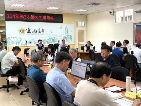 連江縣政府召開擴大主管月報,王忠銘勉勵同仁要保持敏感度與警覺性,並以負責任的態度應對每項任務,提升整體應變效能。(圖/文:王致潔)