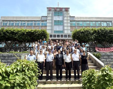 連江縣政府召開擴大主管月報,適逢秘書長張龍德榮退,會後近50位同仁齊聚縣府前合影歡送,向他致上敬意與祝福。(圖/文:王致潔)