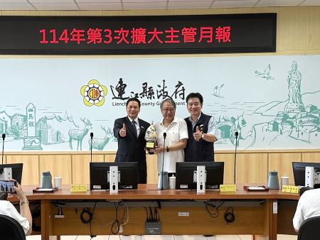 連江縣政府秘書長張龍德7月15日正式退休,王忠銘和陳冠人親自頒贈榮退紀念品及感恩花束,感謝張龍德對縣政的深耕與奉獻。(圖/文:王致潔)