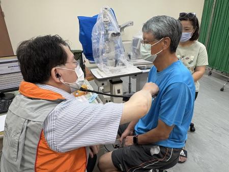 北市聯醫推動北竿鄉全人整合照護計畫,林森中醫昆明院區心臟內科江碩儒副院長利用AI心電圖至北竿為民眾診療。(圖:臺北市立聯合醫院)