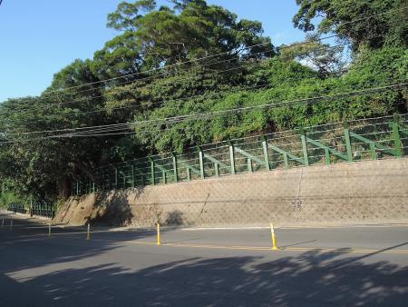 因應北竿近碧園路段邊坡土石崩落,工務處長劉尚儒16日會同產發處、公所及顧問公司人員聯合現勘,下圖為修復後預想圖。(圖:特約記者曹重偉)