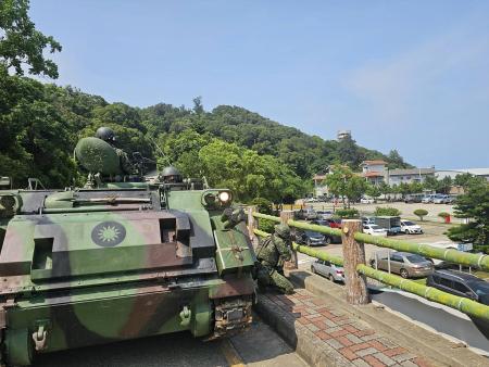 打擊部隊迅速抵達機場,並封控周邊主要道路,建立外圍防線。(圖:馬防部)