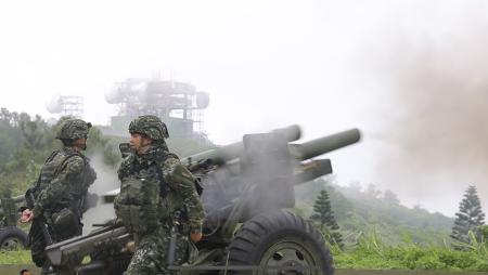 東引地區指揮部「漢光41號演習」實兵演練實施「聯合反登陸作戰」實彈射擊,展現官兵戮力戰訓成果。(圖:東引地區指揮部提供)