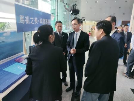 林國顯次長至馬祖攤位，對國際藝術島表示興趣。