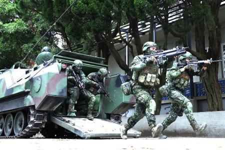官兵迅速下車展開戰鬥隊形，展現部隊的戰場應變與續戰能力。（圖：馬防部）