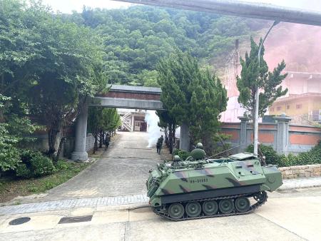 模擬午沙油庫遭敵安置爆裂物失火，北竿消防分隊迅速到場撲滅油槽火勢。（圖：馬防部）