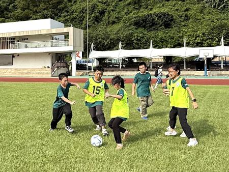 馬尾35名學子昨日在陽光與海風交織的福澳運動場上進行足球體驗,氣氛熱烈。(圖/文:王致潔)