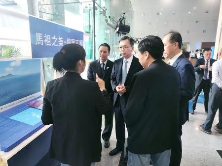 林國顯次長至馬祖攤位,對國際藝術島表示興趣。(圖:縣府)