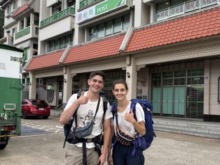 一對來自法國的旅客前日抵馬，在福澳郵局寄包裹時，儘管手續繁瑣，但在郵務人員熱心協助下，他們順利完成交寄，並對郵局服務給予高度肯定。（圖／文：王致潔）
