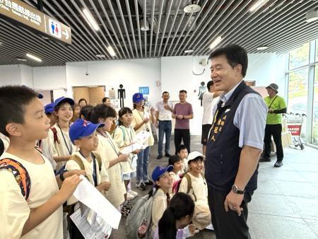 馬尾團師生昨日結束回訪行程，副縣長陳冠人一行特地到碼頭相送，馬尾師生也感謝團隊安排周到、陪同細心，讓此次交流之旅留下美好回憶。（圖／文：王致潔）