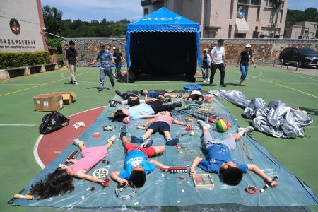 東莒國小學生一起「留影」在藍曬布上。（圖：縣府文化處提供）
