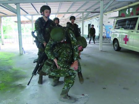 官兵操作肩負搬運法。
