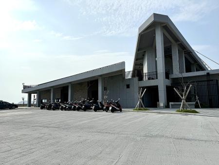 東莒猛澳港務大樓周邊將進行路面標線劃設,提醒鄉親施工期間避免停車。(圖/文:蔡夢玲)