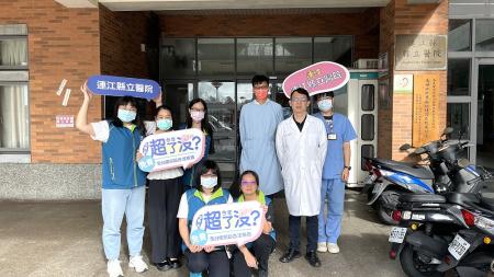 (上圖)陳紹宇醫師為民眾進行免費腹部超音波檢查。(下圖)響應肝病防治學術基金會的號召,連江縣立醫院院長張志華偕陳紹宇醫師等同仁,為民眾進行免費腹部超音波檢查。(圖:連江縣立醫院提供)