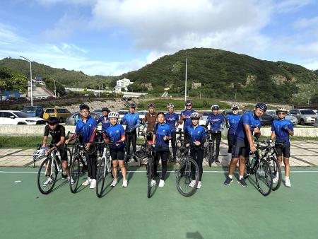 連江縣特殊教育資源中心將舉辦「單車環島四極燈塔挑戰活動」,參與者於昨日進行在馬的最後一次集體練騎。(圖:王致潔、連江縣特教資源中心)