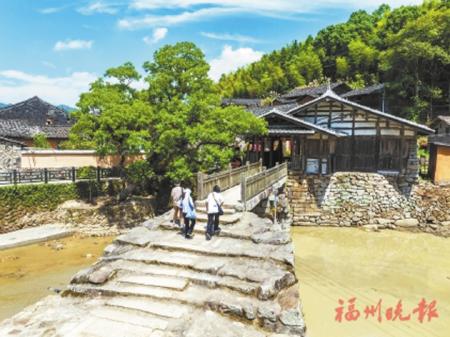 古橋連古亭,溪畔綠樹掩映。