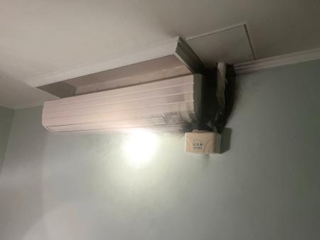東引鄉某店鋪冷氣機冒煙,初步研判為電線短路所致。(圖:連江縣消防局提供)