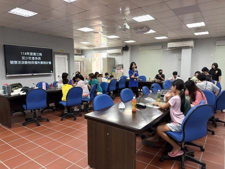 講師教導如何正確辨認狗狗的情緒，並傳授與狗狗相處之道。（圖／文：王致潔）