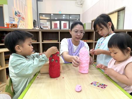 親子館20日舉辦照顧者芳療舒壓課程,提供幼兒臨托服務,助其安心放鬆;與此同時,親子館也舉辦共融活動,帶領小朋友認識彼此的差異並學習尊重。(圖/文:王致潔)