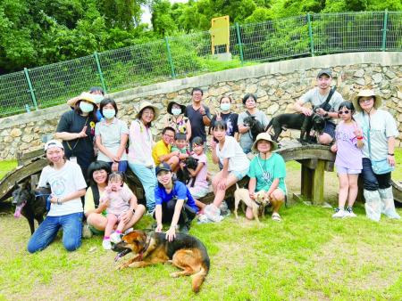 民社處毛小孩守護養成計畫，讓與會者親赴動物之家與狗狗近距離互動，親身體驗並學習如何以正確、溫柔的方式與牠們相處。（圖：民社處提供）