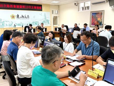 連江縣政府召開縣務會議暨主管週報,縣長王忠銘勉勵各單位保持敏感度,並秉持未雨綢繆的精神,為各項可能挑戰預先部署,確保縣務穩健推進。(圖/文:王致潔)