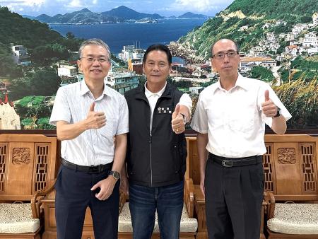陳書樂(右)偕同即將上任的新任政風處長羅國威(左)拜會縣長王忠銘。(圖/文:王致潔)