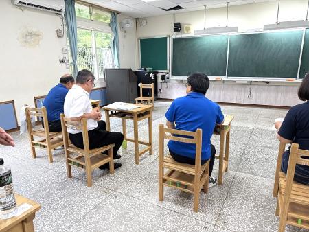 連江縣114學年度國民中小學暨學前特教新進教師聯合甄選23日辦理複試，圖為複試委員正在等待考生進入口試試場。（圖／文：王致潔）