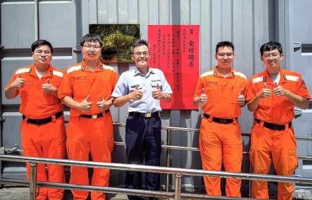 馬祖海巡隊4名隊員饒建宏(右一)、江軍穎(左二)、董耀中(右二)、鄭任硯高中警大二技。(圖:馬祖海巡隊)