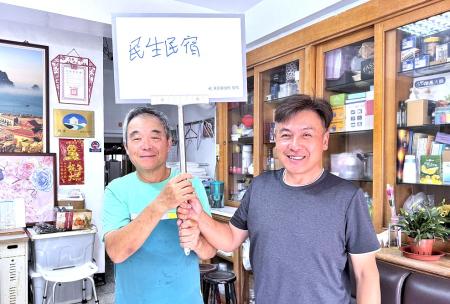 東引鄉公所贈送民宿業者環保手舉牌，鄉長林德建與民宿業者共同展示磁吸白板手舉牌。（圖︰東引鄉公所）