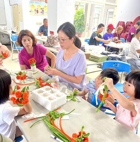 鄉親們專注投入扭扭花盆栽DIY手作活動,共同體驗創作樂趣。(圖/文:蔡夢玲)