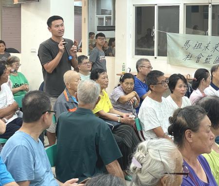 連江縣第七期離島綜合建設說明會北竿場登場,鄉親踴躍建言共繪馬祖未來藍圖。(圖:縣府)