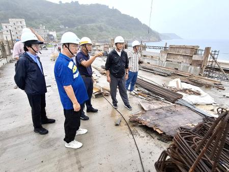 昨日上午縣長王忠銘偕同議員周瑞國、陳玉發、北竿鄉長吳金平、工務處長劉尚儒前往現場實地會勘塘后道聯外道路工程,瞭解工程進度與品質。(圖:縣府)
