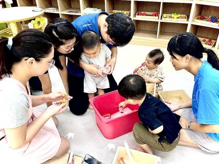 親子共同參與感官體驗活動,增進互動的同時進一步讓孩子在遊戲中學習與觀察。(圖/文:褚又慈)