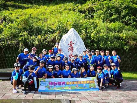 連江縣學生「單車四極燈塔挑戰活動」昨日上午6時50分正式出發,學生們個個精神飽滿、士氣高昂。(圖:縣府教育處)