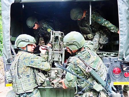 官兵搭設防空武器。