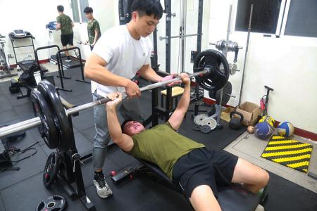 官兵硬舉訓練強化腿部及背部肌群。