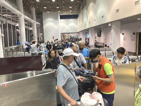 臺馬之星26日復航,昨晚加開夜航疏運船班,載客570人往台灣。(圖:港務處)