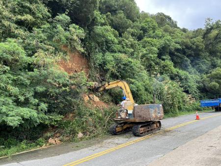 受低壓帶影響,27日早晨地區發生強降雨,造成東引及南竿多處路段邊坡土石坍方與積水。(圖:陳其敏、縣府)