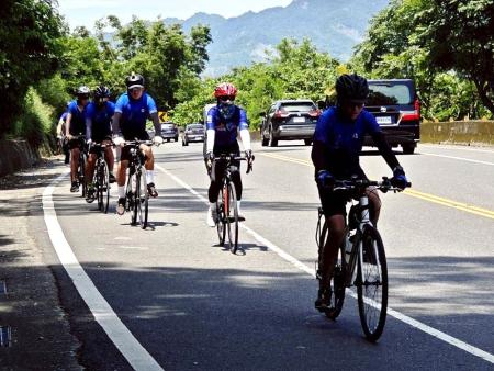 昨日「單車四極燈塔挑戰」一行36人成功自關山騎行至金崙，順利完成全程73公里的挑戰。上圖為團隊在關山車站合影留念。（圖：縣府教育處提供）